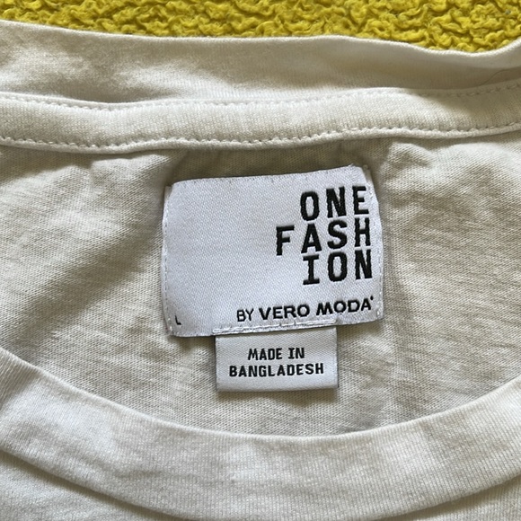 White tee - Picture 2 of 2